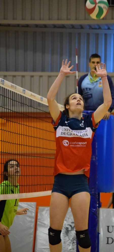 Una jugadora universitaria durante el partido (DEPORTES UGR) 