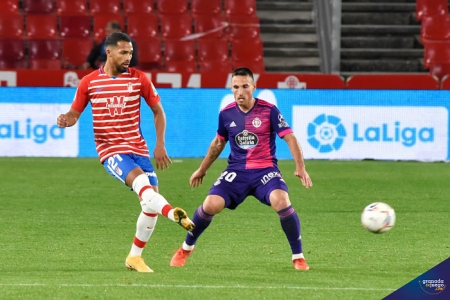 Yangel Herrera, ante el ex granadinista San Emeterio, durante un lance del partido (JOSÉ M. BALDOMERO)