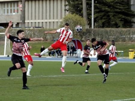 Raúl Caballero cabecea el tercer gol del Almería B (FELIPE ORTIZ) 