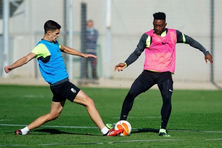 Eteki, junto al jugador del filial Pepe, durante un entrenamiento anterior (PEPE VILLOSLADA / GCF) Eteki, junto al jugador del filial Pepe, durante un entrenamiento anterior (PEPE VILLOSLADA / GCF)