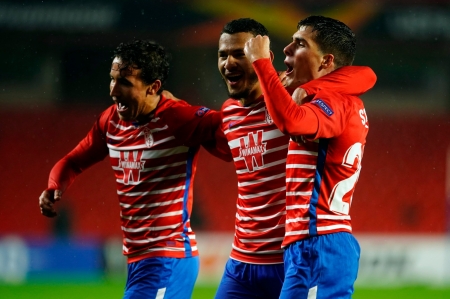 Los jugadores rojiblancos celebran el segundo gol, obra de Soro, y que valió tres puntos muy importantes (PEPE VILLOSLADA / GCF)