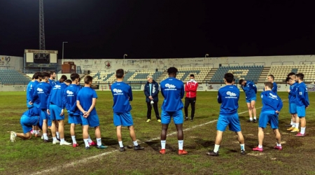 Miguel Novo habla con sus jugadores en un entrenamiento (VICENTE GARCÍA)