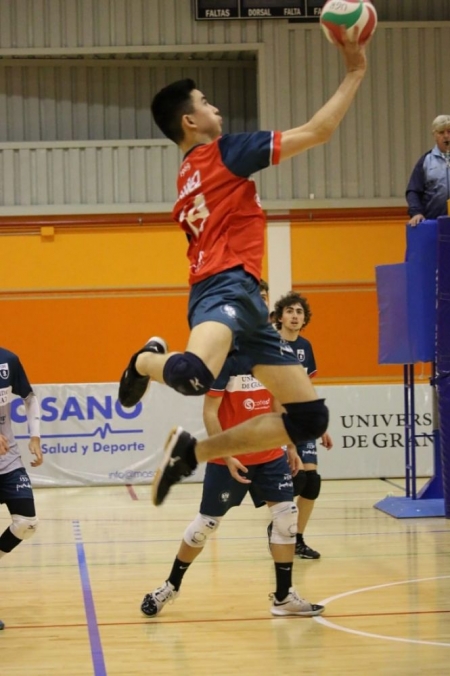 Un jugador universitario realiza un remate (DEPORTES UGR) 