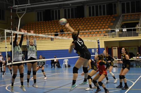 Una jugadora atarfeña remata en la Red (CDU ATARFE) 