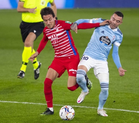Luis Milla, durante un lance del encuentro ante Iago Aspas, el mejor de esta tarde en `Balaídos´ (LALIGA)