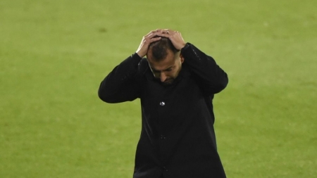 Diego Martínez se lamenta de una acción durante el choque de ayer en `Balaídos´ (AFP)