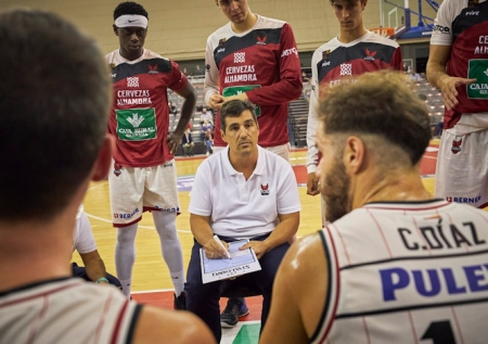 Pablo Pin da instrucciones durante un tiempo muerto (FUNDACION CB GRANADA)