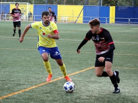 Paco Ariza avanza con el balón perseguido por Manu Daza (MIGUEL JÁIMEZ) 