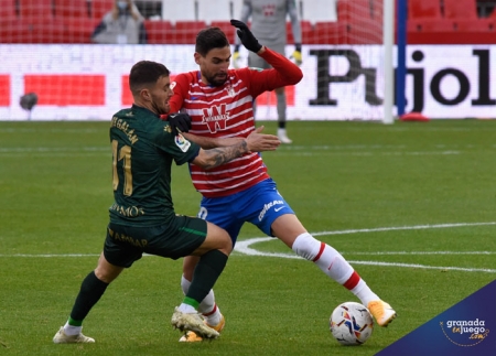 Antonio Puertas recuperó la titularidad ante la SD Huesca (JOSÉ M. BALDOMERO)