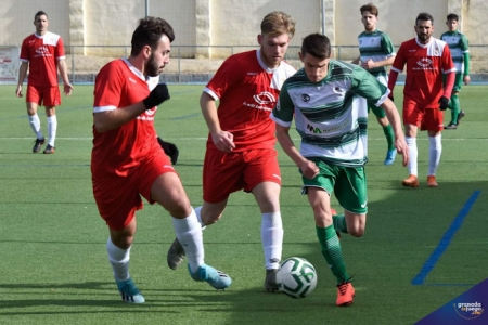 Un jugador del Celtic se va de dos jugadores del Martos (JOSÉ M. BALDOMERO /GRJ) 