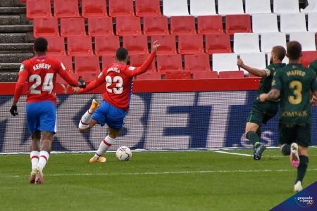 Momento en el que Jorge Molina disparó en el último suspiro y la pelota se estrelló contra el palo de la portería oscense (JOSÉ M. BALDOMERO)