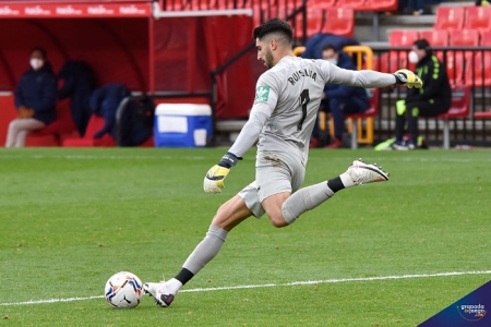 Rui Silva cumplió cien partidos con el Granada en el día de ayer ante el Huesca (JOSÉ M. BALDOMERO)