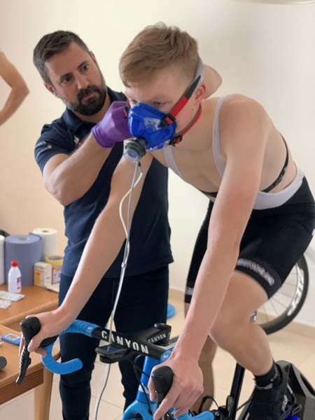 Mikel Zabala junto a un ciclista (UGR) 