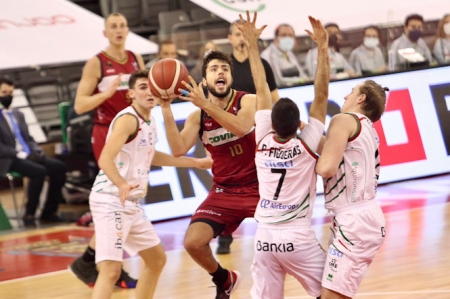 Germán Martínez entre tres jugadores de Palma (JOSÉ VELASCO /GRJ) 