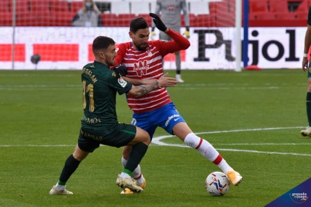 Antonio Puertas en una acción del encuentro ante Huesca (BALDOMERO)