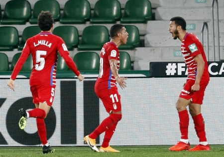 Luis Suárez y Darwin Machís celebran el tanto en el `Martínez Valero` (LALIGA)