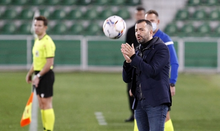 Diego Martínez, durante el Elche - Granada (LALIGA)