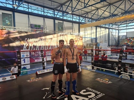 el luchador hueteño (izquierda), durante la final del Campeonato de España (AYYO. HUÉTOR TAJAR)