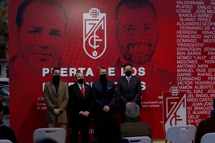 Fran Sánchez, Pepe Macanás, Diego Martínez y Antonio Fernández Monterrubio, de izquierda a derecha, posan junto al rostro del entrenador (JOSÉ VELASCO / GRJ) Fran Sánchez, Pepe Macanás, Diego Martínez y Antonio Fernández Monterrubio, de izquierda a derecha, posan junto al rostro del entrenador (JOSÉ VELASCO / GRJ)