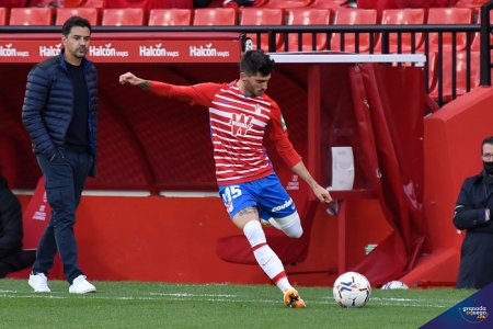 Carlos Neva, durante el último choque liguero en casa ante el Huesca (JOSÉ M. BALDOMERO) Carlos Neva, durante el último choque liguero en casa ante el Huesca (JOSÉ M. BALDOMERO)