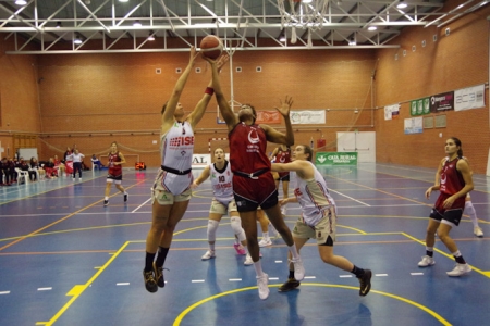 Vee Warner intenta anotar en la zona (RACA) 