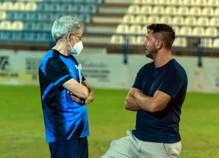 Miguel Novo, entrenador del Motril, conversa con Viti, director deportivo (VICENTE GARCÍA)