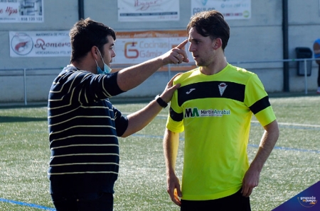 Rafa Callejas diagola con un jugador de su equipo en el municipal de Armilla (JOSÉ M. BALDOMERO)