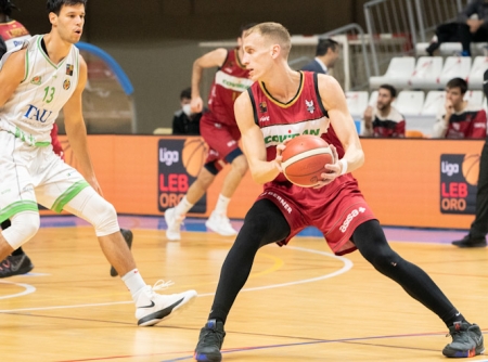 Álex Murphy en un lance del partido (TAU CASTELLÓN)