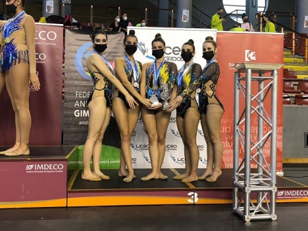 Las gimnastas del club hueteño en el podio (AYTO. HUÉTOR TAJAR)