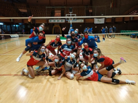 Las chicas del Universidad Granada celebran su gran primera fase (DEPORTES UGR) 