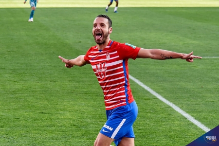 Soldado celebra el segundo tanto que daba una amplia ventaja al Granada a los veinte minutos (JOSÉ M. BALDOMERO)