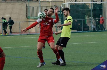 Vilaseca protege el balón ante un jugador del Celtic (JOSÉ M. BALDOMERO) 