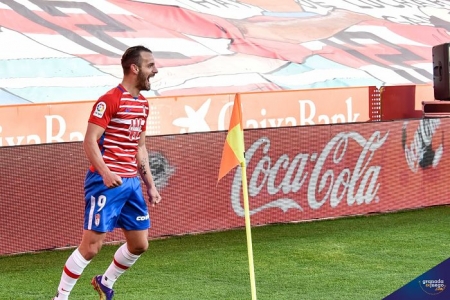 Soldado anotó un doblete que le dio los tres puntos al Granada frente al Betis (JOSÉ M. BALDOMERO) Soldado anotó un doblete que le dio los tres puntos al Granada frente al Betis (JOSÉ M. BALDOMERO)