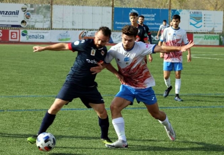 Naranjo pugna por el balón con un jugador del Torredonjimeno (ANTONIO MATEOS) 
