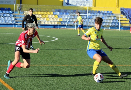 Dani Carrillo controla el balón ante Burgos (PACO CASTILLO) 