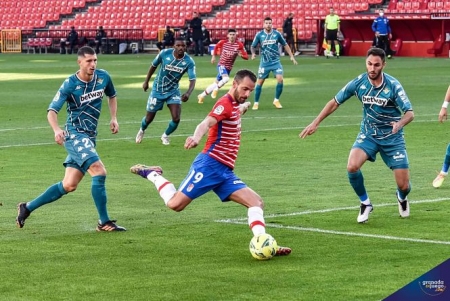 Roberto Soldado hizo los dos goles del Granada CF (JOSÉ M. BALDOMERO / GRJ) 