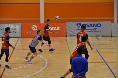 Un jugador universitario se dispone a hacer una recepción (DEPORTES UGR) 