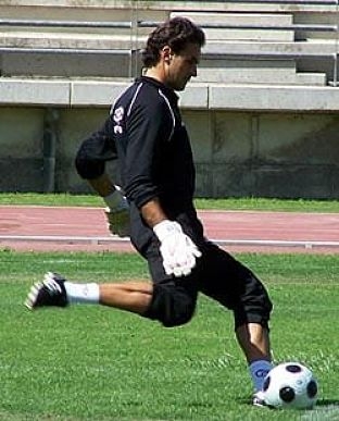 Félix Campo, mítico guardameta del Granada, durante un entrenamiento en su etapa como futbolista en la ciudad de la Alhambra