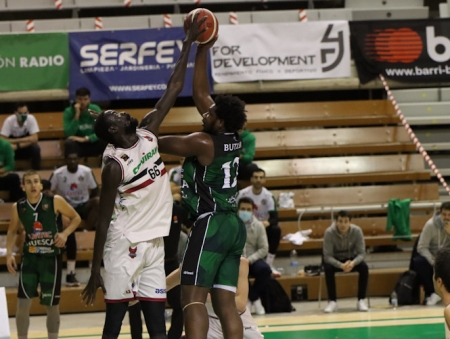 Bamba Fall pone un tapón a Butler (FUNDACIÓN CB GRANADA)