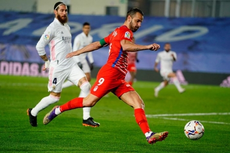 Soldado, durante un lance del encuentro ante el Real Madrid (PEPE VILLOSLADA / GCF)