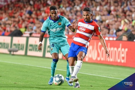 Junior Firpo, durante el Granada - Barcelona de la campaña pasada (JOSÉ M. BALDOMERO) Junior Firpo, durante el Granada - Barcelona de la campaña pasada (JOSÉ M. BALDOMERO)