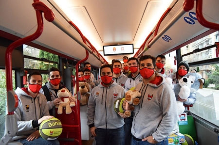La plantilla del Coviran Granada en el `Magic Bus` (FUNDACIÓN CB GRANADA) 