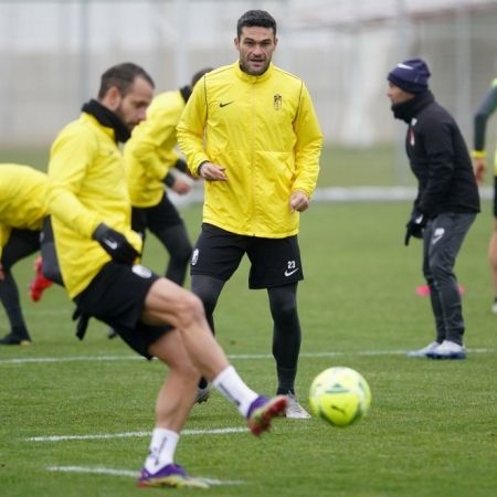 Jorge Molina observa a Soldado durante una acción del primer entrenamiento de 2021 (PEPE VILLOSLADA / GCF) Jorge Molina observa a Soldado durante una acción del primer entrenamiento de 2021 (PEPE VILLOSLADA / GCF)