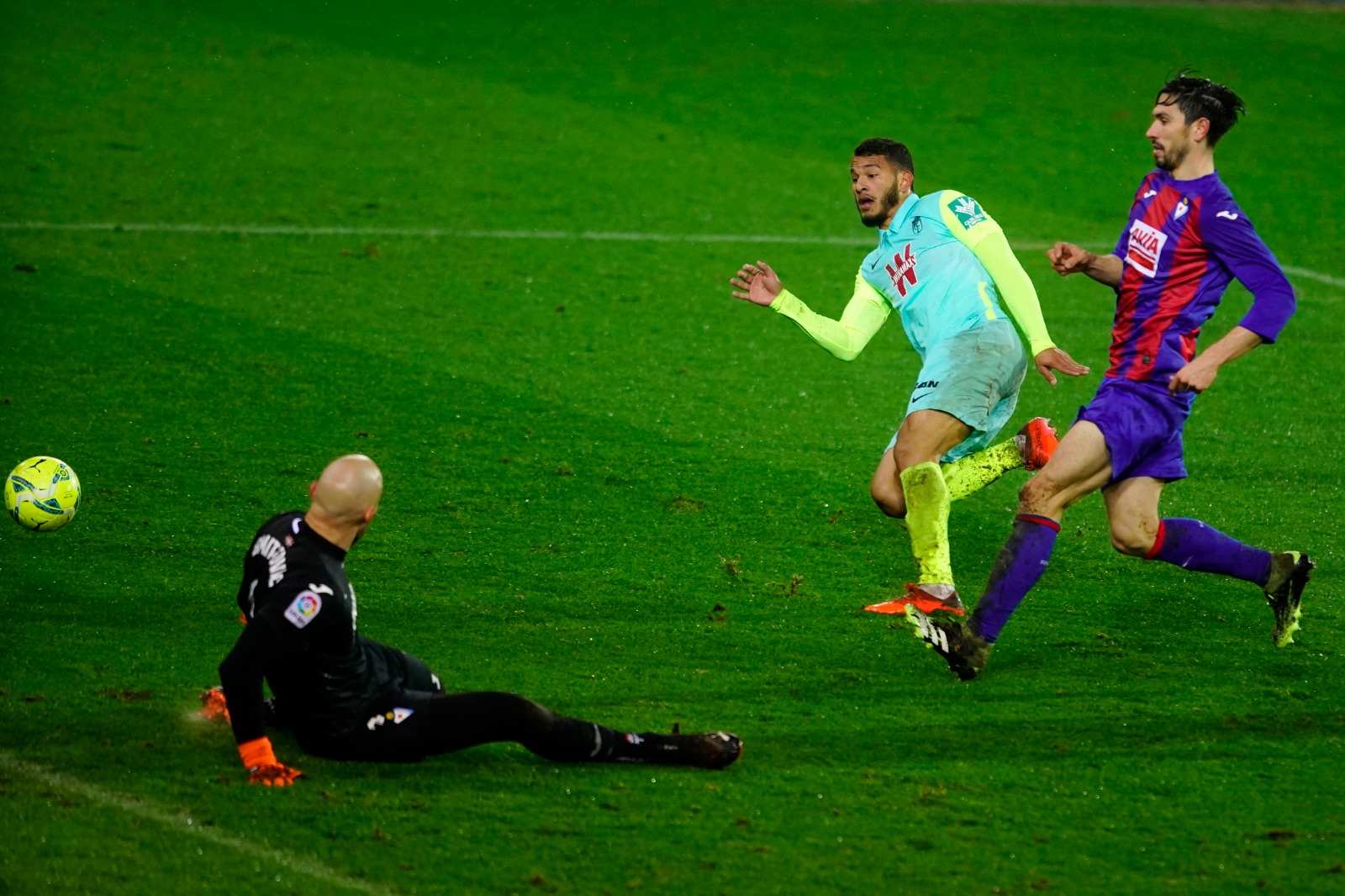 Primer mano a mano de los dos que dispuso Luis Suárez antes del segundo tanto del Eibar (PEPE VILLOSLADA / GCF) Primer mano a mano de los dos que dispuso Luis Suárez antes del segundo tanto del Eibar (PEPE VILLOSLADA / GCF)