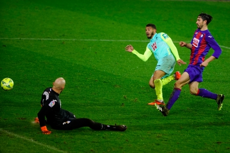 Primer mano a mano de los dos que dispuso Luis Suárez antes del segundo tanto del Eibar (PEPE VILLOSLADA / GCF)