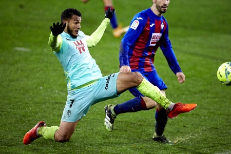 Luis Suárez en una pujna durante el encuentro ante la SD Eibar (LALIGA)