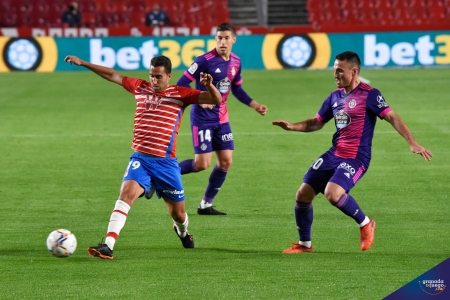 Montoro, ante Fede San Emeterio, durante el Granada - Valladolid, el día en que cayó lesionado (JOSÉ M. BALDOMERO)
