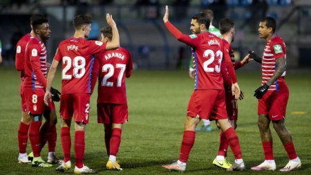 Los jugadores del Granada celebran uno de los tantos logrados en la anterior ronda ante el San Juan (MIKEL SAIZ / AS)