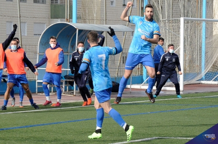 Momento en el que Fran Bea anotó el tercer gol del Maracena y desató la locura en la Ciudad Deportiva (JOSÉ M. BALDOMERO)