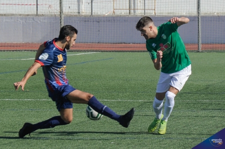 Acción del derbi entre Atarfe y Vandalia de la primera vuelta (JOSÉ M. BALDOMERO)